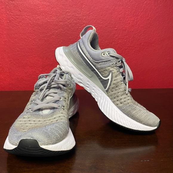 Nike Women React Gray and white Running Shoes size 6 - Picture 1 of 8